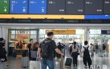 "짧은 연휴, 하루라도 더 빨리 부모님과"…기차역·터미널 들썩인 추석 전날