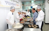 영광군의회, 추석 앞두고 경로식당 급식 봉사…어르신들과 온정 나눠