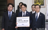 與 "