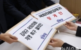 與 "
