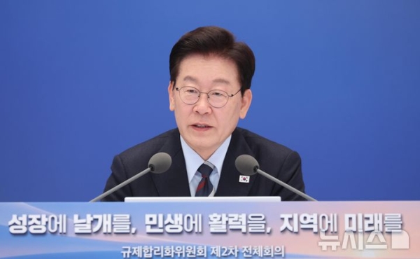 이 대통령 "메가프로젝트·초광역특구 국가 핵심전략…인허가 애로 직접 챙길 것"